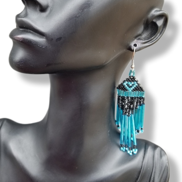 VINTAGE BLUE & BLACK PEYOTE GLASS BEADED SOUTHWESTERN STYLE DROP HOOK EARRINGS - Picture 2 of 5